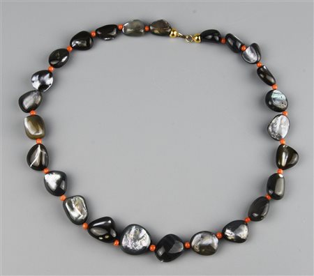 COLLANA IN MADREPERLA E CORALLO A un filo con elementi in madreperla di...