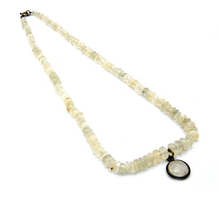 COLLANA IN PIETRE DURE BIANCHE, CON CIONDOLO MODELLATO A VOLTO lunghezza cm 26,5