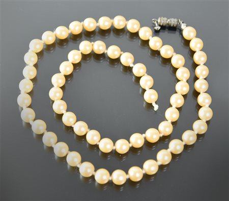 COLLANA DI PERLE realizzata ad un filo di perle imitazione, diametro mm 7,80...