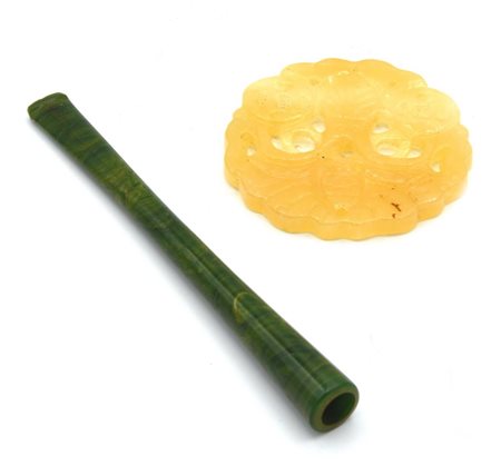 LOTTO COMPOSTO DA: - bocchino portasigarette in giadeite - pendente in...