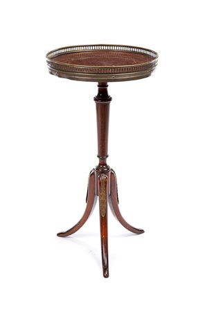 Tavolino in mogano, fine del XIX secolo con piano circolare racchiuso da...
