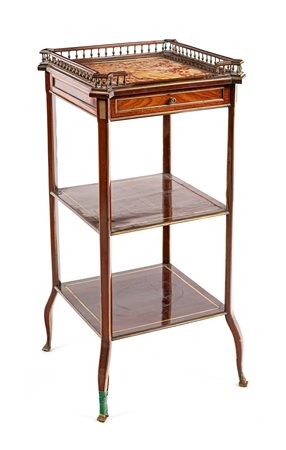 Tavolino quadrangolare in mogano, Francia, XIX secolo con filettature in...