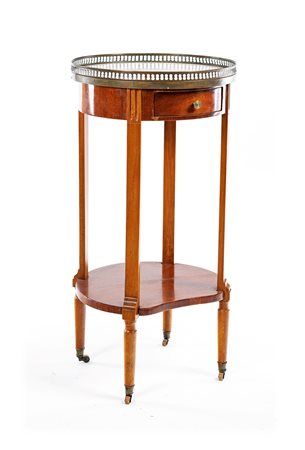 Tavolino in mogano, fine del XIX secolo con piano circolare in marmo bianco...