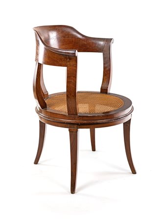 Poltrona da scrivania in noce, fine XIX secolo schienale a giorno di linea...
