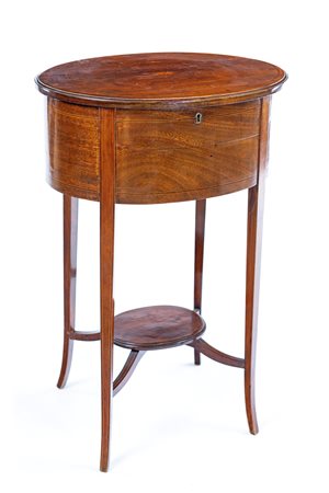 Tavolino da lavoro in mogano, fine del XIX secolo corpo a tamburo di forma...