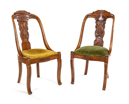 Coppia di sedie a gondola, XIX secolo con schienale a giorno decorato da...