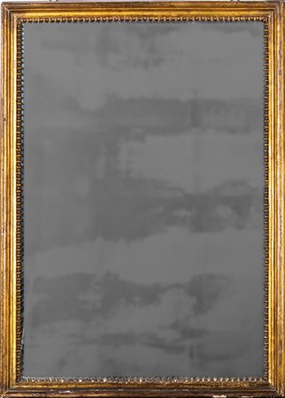 Antica cornice in legno dorato con specchio di forma rettangolare a fascia...