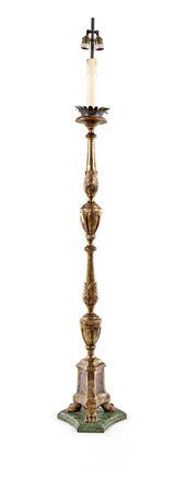 Torciera in legno dorato, XIX secolo con alto fusto a balaustro sormontato da...