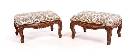 Coppia di piccoli poggiapiedi in noce, XIX secolo con parte superiore...