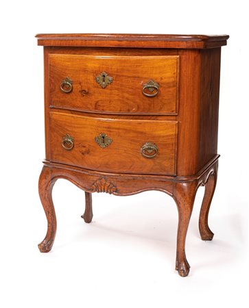 Piccolo cassettone in noce, fine del XVIII secolo con facciata lievemente...