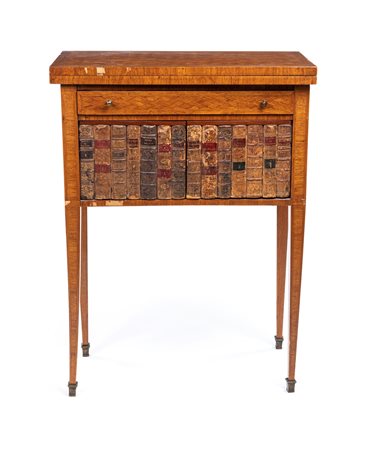 Mobiletto da centro intarsiato a marqueterie geometrica, XIX secolo con piano...