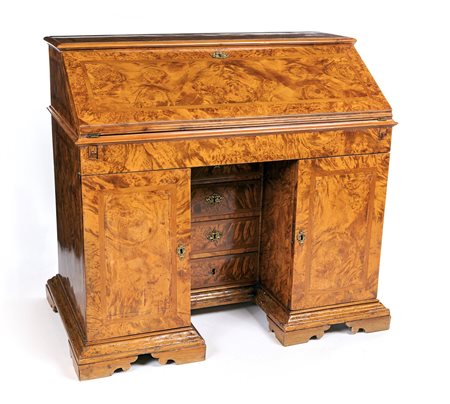 Scrittoio a ribalta da centro in radica di tuja, fine del XIX/inizio del XX...