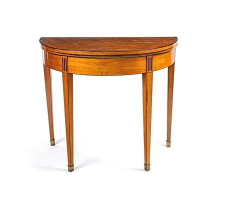 Tavolino a demi lune in ciliegio, XIX secolo con filettature in palissandro;...