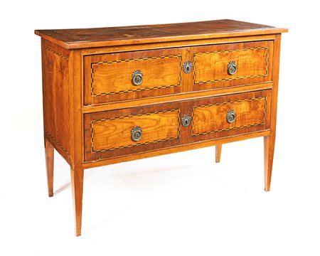 Cassettone in ciliegio, fine del XVIII secolo con filettature lineari...