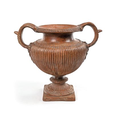 Grande vaso biansato in terracotta, XIX secolo a forma di coppa percorsa da...