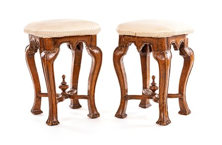 Coppia di sgabelli in noce, Italia centrale, XVII secolo con seduta...