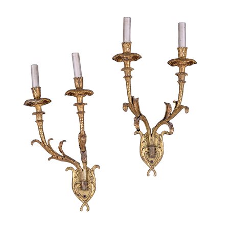 Coppia di appliques in bronzo dorato a due luci, XIX secolo a due bracci...