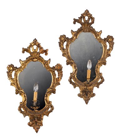 Coppia di specchiere in legno dorato con braccetto reggilampada, XIX secolo...