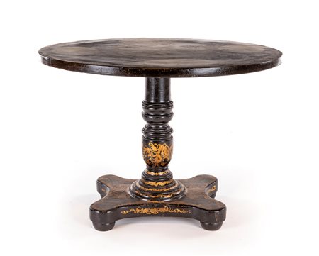 Tavolo basso in legno laccato nero con arabeschi dorati, Italia meridionale,...