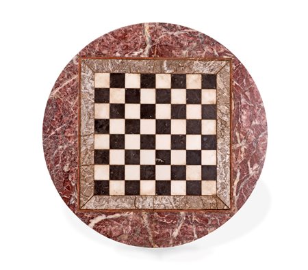 Piano circolare in marmo rosso centrato da scacchiera in commesso di marmi...
