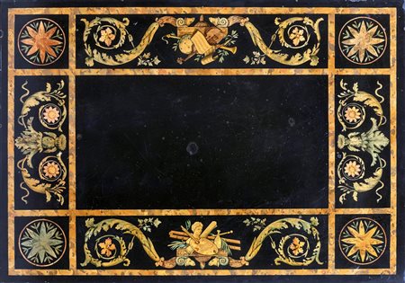 Tavolino basso con piano in scagliola, XIX secolo piano rettangolare nero...