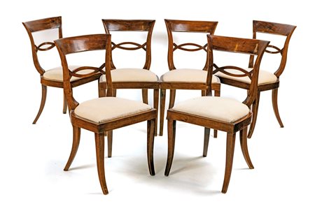 Sei sedie in noce, fine XIX/inizi XX secolo con schienale a giorno e...