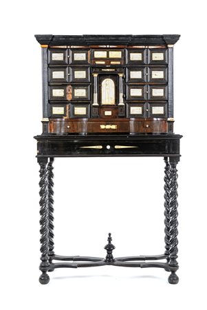 Stipo in legno ebanizzato, XVIII secolo caratterizzato da scenette di caccia,...