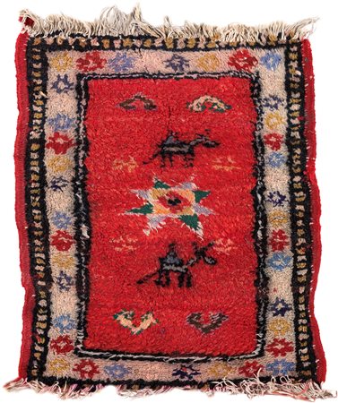 Piccolo tappeto fondo rosso, Anatolia con rosone centrale affiancato da due...