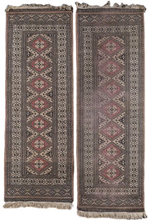 Due corsie Pakistan dalle analoghe caratteristiche a disegno Bukara ognuna...