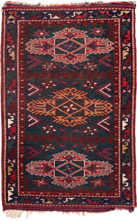 Tappeto anatolico fondo rosso a disegno geometrico con tre medaglioni entro...