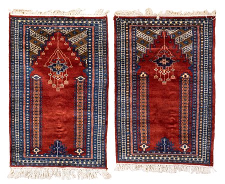 Coppia di piccole preghiere, Pakistan campo rosso con mihrab centrata da...