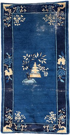 Tappeto Pechino fondo blu, fine XIX/inizi XX secolo con fontana centrale e...