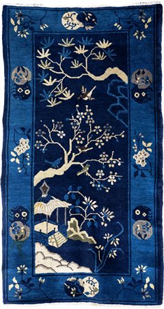 Tappeto Pechino fondo blu, inizi del XX secolo caratterizzato da paesaggio...