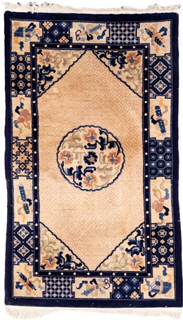 Tappeto Pechino fondo beige con fitto disegno a corolle ton sur ton, centrato...