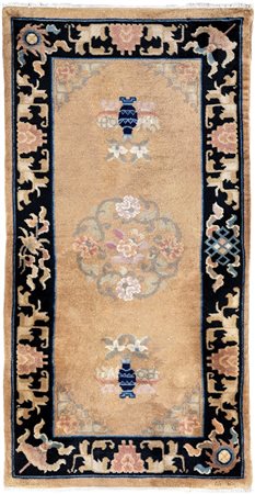 Piccolo tappeto Pechino fondo miele con rosone centrale affiancato da vasi...