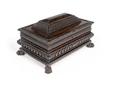 Modello di cassone a sarcofago in noce, XVIII secolo caratterizzato da ornati...