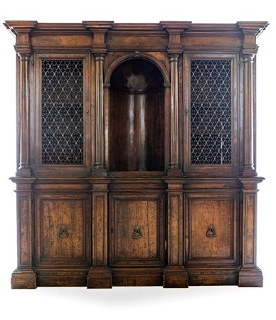 Mobile a due corpi in noce, fine XVII/inizio XVIII secolo presumibilmente...