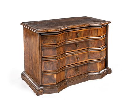 Modello di canterano in noce, XVIII secolo con facciata mistilinea di linea...