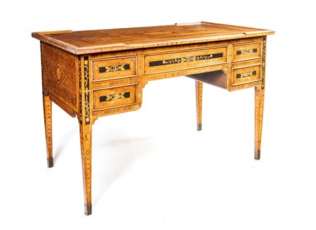 Scrivania da centro in ciliegio, Italia centro-meridionale, fine del XVIII...