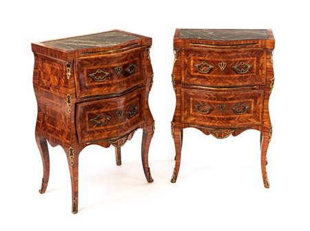 Coppia di comodini in ebano viola, Sicilia, XIX secolo di forma sagomata con...