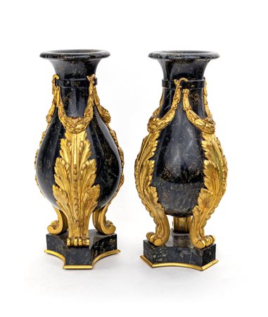 Coppia di piccoli vasi in pietra dura, XIX secolo arricchiti da applicazioni...