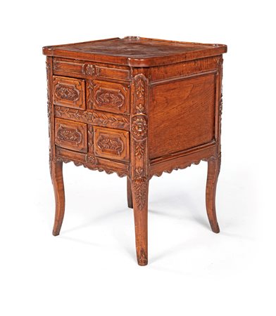 Modello di cassettone da centro in noce, Provenza, XVIII secolo con quattro...