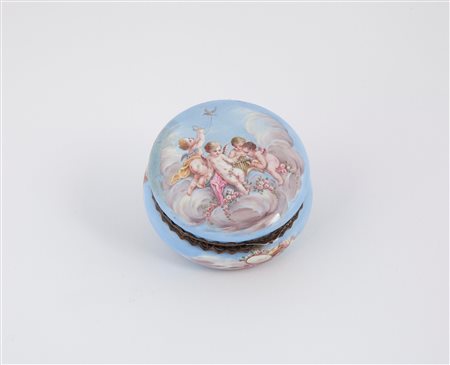  
Scatola portapillole in argento dorato e smalto 
 cm 2,5x5,5