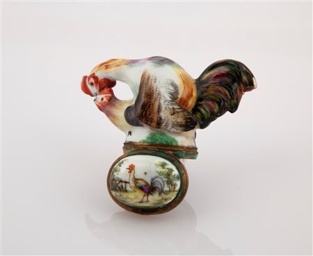  
Tabacchiera in porcellana policroma e bronzo dorato, XVIII secolo 
 cm 5,5x8,5x2,8