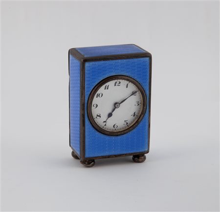  
Piccola cappuccina in argento e smalto azzurro guillochée, Francia, inizi del XX secolo 
 cm 7x4,5x2,7