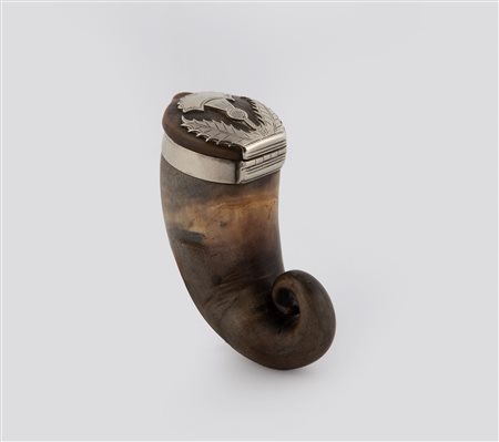  
Snuff mull in corno di capra piegato a fuoco e metallo argentato, Scozia, XIX secolo 
 cm 7x3,5