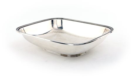  
Vaschetta in argento sterling, Massoni, Roma 
 cm 6x22x18 - gr. 520