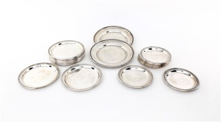  
Dieci piattini sottobicchiere, dodici da pane e due di maggior misura 
 diametro cm 10, cm 12 e cm 15 rispettivamente - peso complessivo gr. 1166