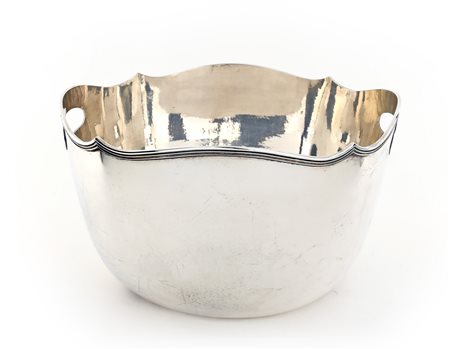  
Grande rinfrescatoio in argento 
 cm 18,5x31x25,5 - gr. 1438