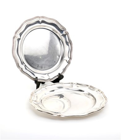  
Coppia di piatti da portata in argento 
 diametro cm 33 - gr. 1420